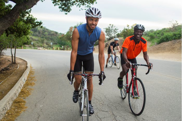 Ciclistas pedalando ao ar livre em Miguel Pereira