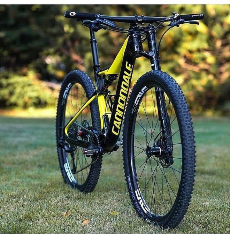 Bicicleta preta e amarela da marca Cannondale